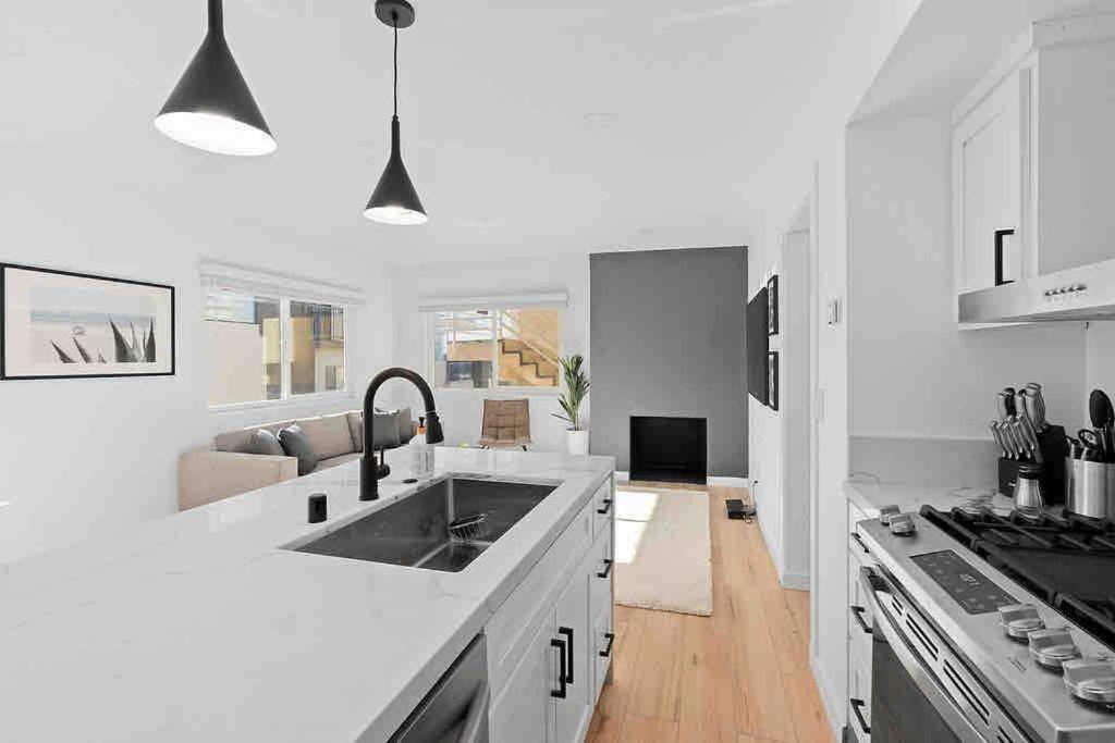 Brand New Ocean-View Beach Home Steps To The Sand! شاطئ مانهاتن المظهر الخارجي الصورة